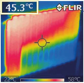 Termokamera ukazuje nevyrovnané teplo na radiátoru.