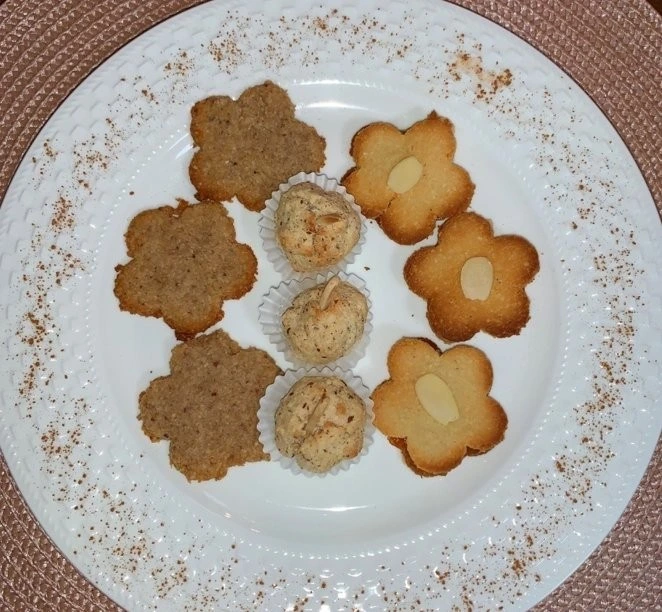 Bez cukru sušenky s mandlí na bílém talíři.