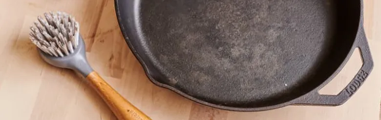 Železná pánev s kartáčkem pro čištění