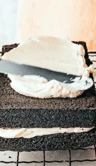 Nanášení krému na vrstvu čokoládového dortu
