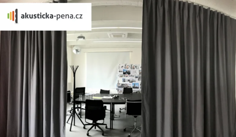 Protihlukové závěsy v kanceláři pro zlepšení akustiky.