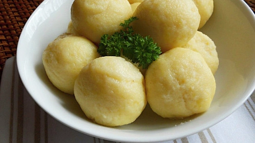 Knedlíky v bílé misce s petrželkou.