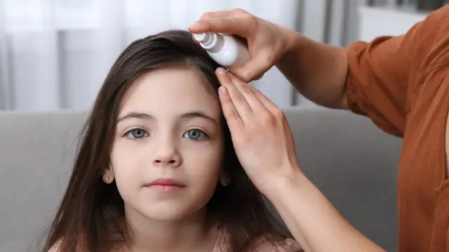 Použití tekutiny na hlavu pro odstranění vši.