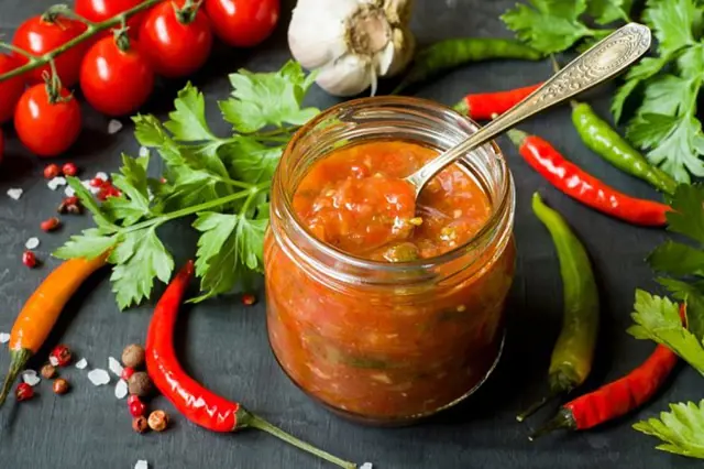 Zavařené lečo v sklenici s čerstvými ingrediencemi