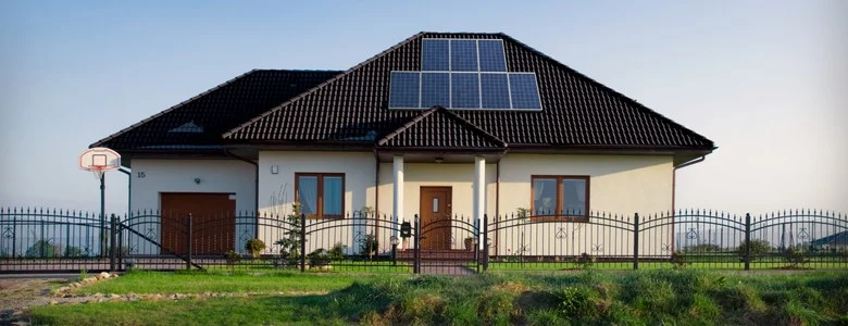 Dům s fotovoltaickými panely na střeše