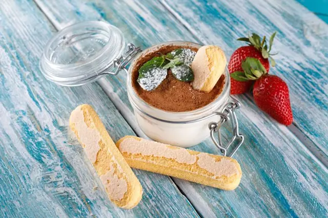 Jahodové tiramisu v skleničce s malinami