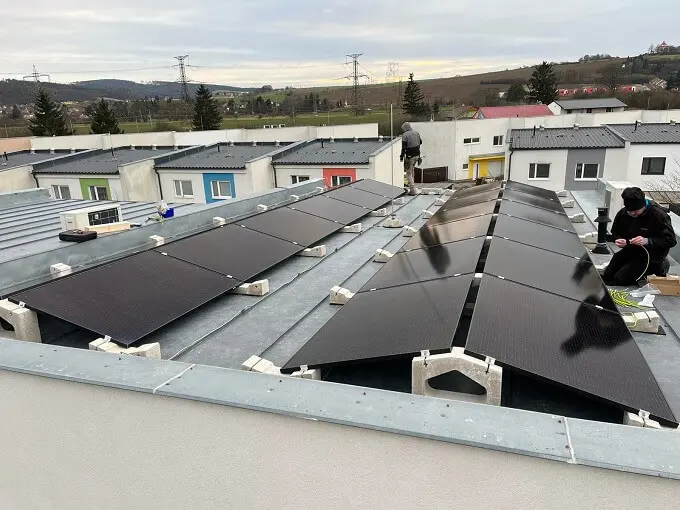 Montáž fotovoltaických panelů na střechu domu svépomocí.