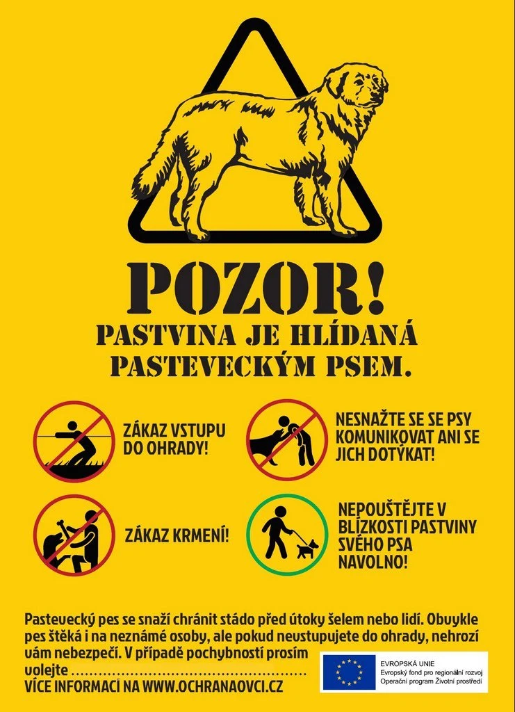 Varovný nápis o hlídané pastvině pasteračtím psem.