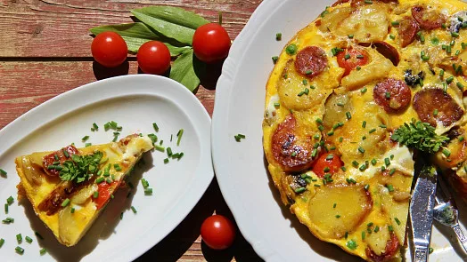 Pohled na hotovou omeletu s bramborami a paprikou.