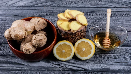 Ingredience pro nakládaný zázvor v medu: kořen, citron, med.