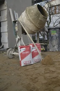 Směšovač malty s pytlami maltamatu na staveništi.