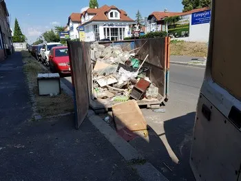 Kontejner s nábytkem na ulici pro odvoz v Praze.