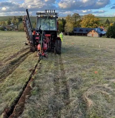 Instalace zemního kolektoru traktorem na poli