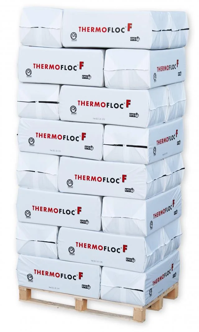 Palety balíků celulózové izolace značky ThermoFloc F.
