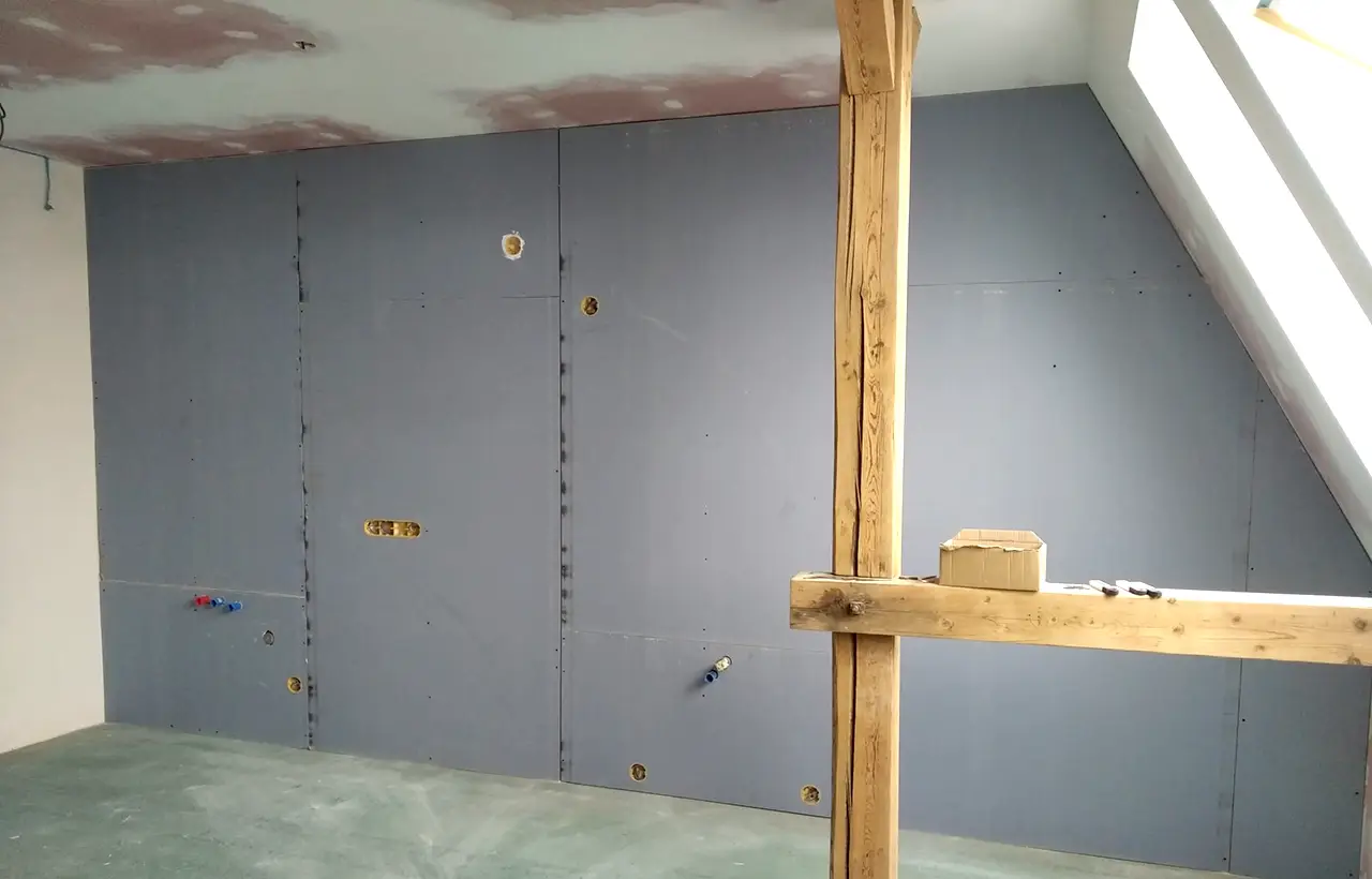 Půdní vestavba s instalací suché zední v průběhu rekonstrukce.