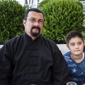 Steven Seagal v tradičním čínském oblečení s chlapcem.