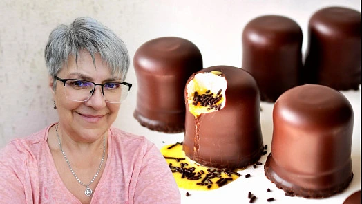 Žena s diabetem ukazuje recept na zdravé čokoládové sušenky.