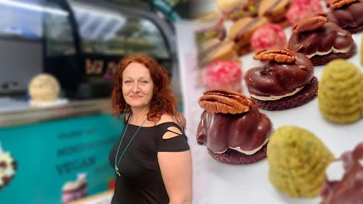 Žena před vozem s veganskými dezerty