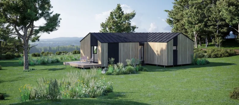 Moderní dřevěný bungalov v přírodě s trávníkem.