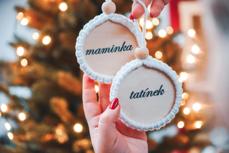 Dřevěné vánoční ozdoby s nápisy maminka a tatínek