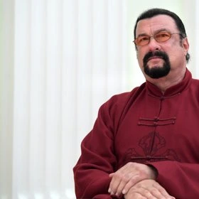 Portrét Stevena Segala v čínské košili.