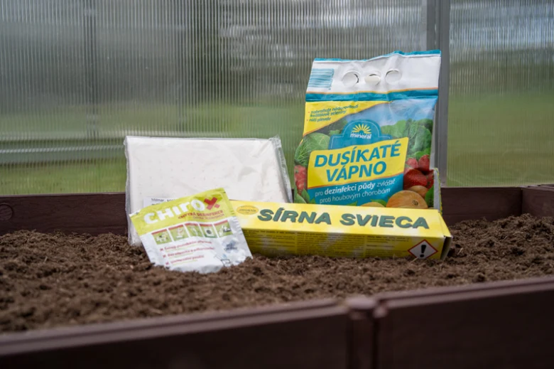 Produkty pro dezinfekci skleníku: sírna sviečka, dušičan vápenatý a CHIRO-X