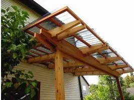 Nová dřevěná pergola s průsvitným střešním krytím.