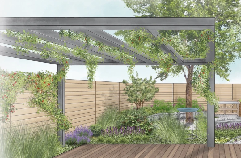 Pergola s rostlinami nad dřevěnou terasou v zahradním prostředí.