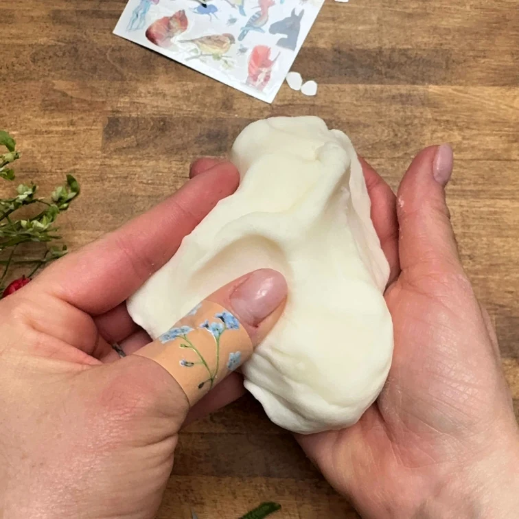 Ruční práce s chladným porcelánem na dřevěném stole.