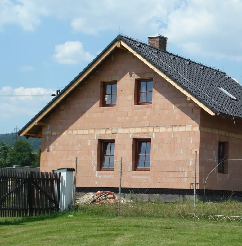 Nezhotovený dům s podkrovím připraveným na bydlení.