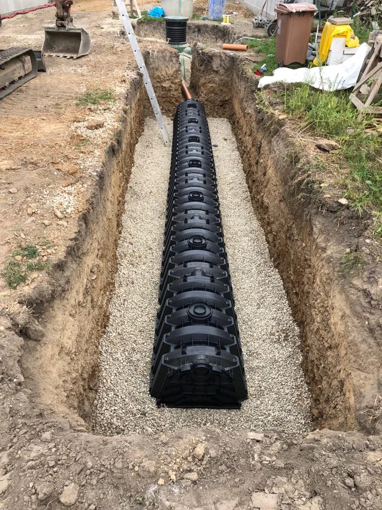 Instalace septické nádrže v jámě s kamenivem.