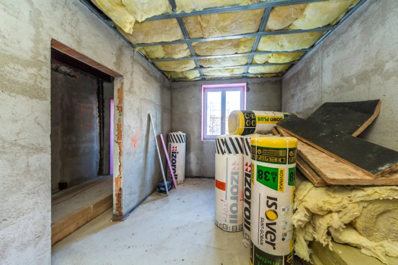 Izolace a stavební materiály v nezakončené budově před realizací.
