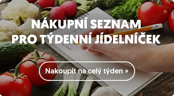 Ruce píšou týdenní jídelníček mezi čerstvými zeleninovými surovinami.