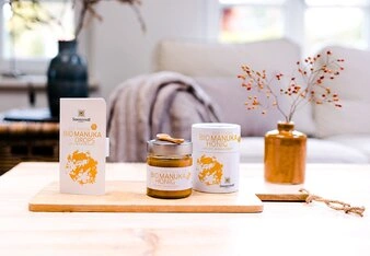 Pampeliškový čaj v přírodním prostředí s produkty značky