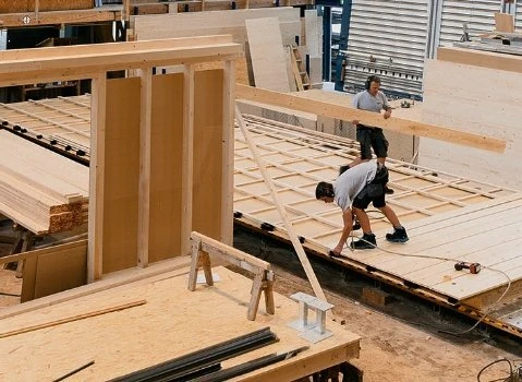 Práce na dřevěném rámu pro stavbu bungalovu