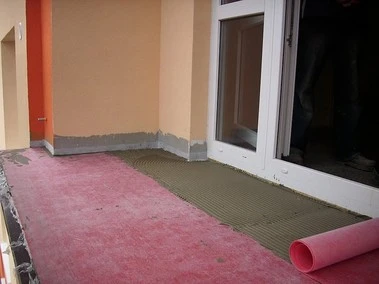 Detail balkonu při vylepšování s rolovanou podlahovou izolací.