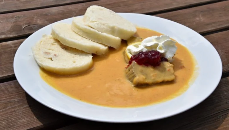 Tradiční český velikonoční oběd s klobásami a bramborovými knedlíky.