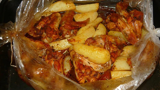 Uzený hřbet kančí s bramborami v pytlíku