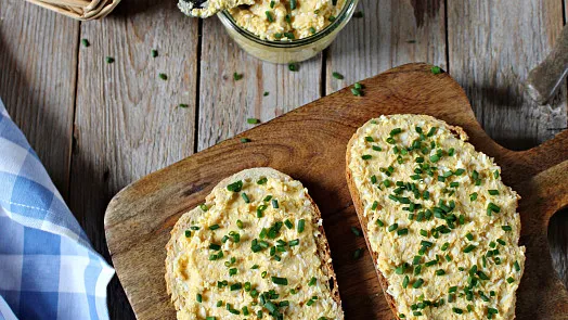 Pizza s pomazánkovým máslem na kouscích toastu.