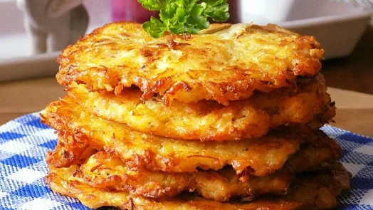 Zlaté pečené zelní placky s petrželkou