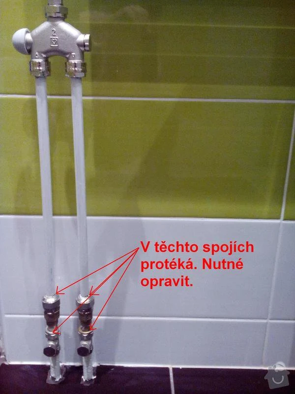 Tekoucí voda z potrubí v koupelně vyžaduje opravu.