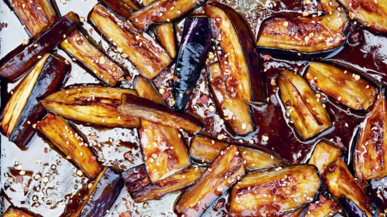 Pasta z misa s pečenými baklažány a sezamem