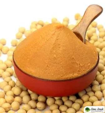 Miso pasta v míse s fazolemi na bílém pozadí.