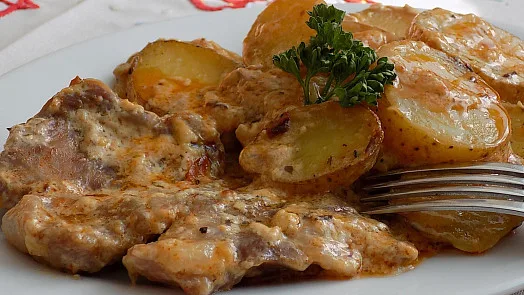 Maso v krému z kondenzovaného mléka s bramborami