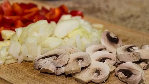 Nakrájené zelenina pro rychlou frankfurtskou polévku