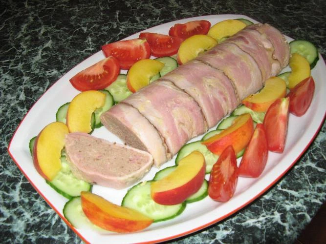 Příprava zvěřinové paštiky na talíři s okurkou