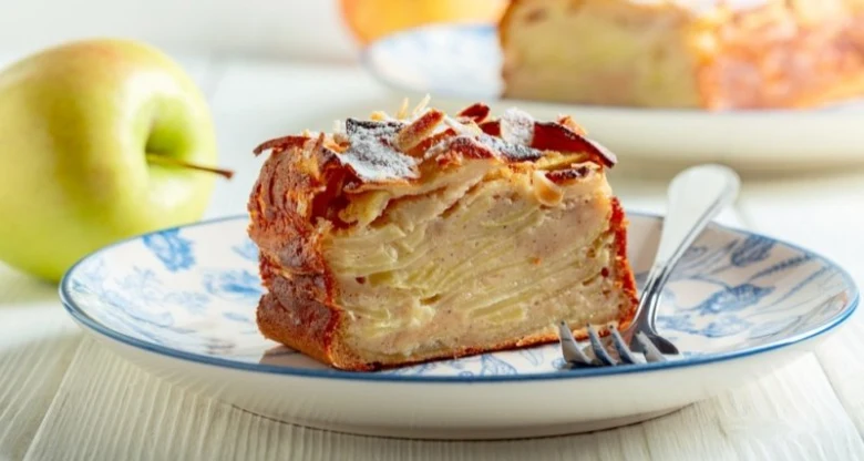 Kousek francouzského jablečného koláče s pudinkem na talíři