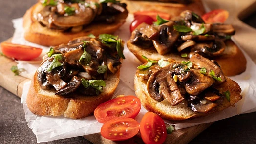 Pečené žampiony na toastu s bylinkami a rajčaty.