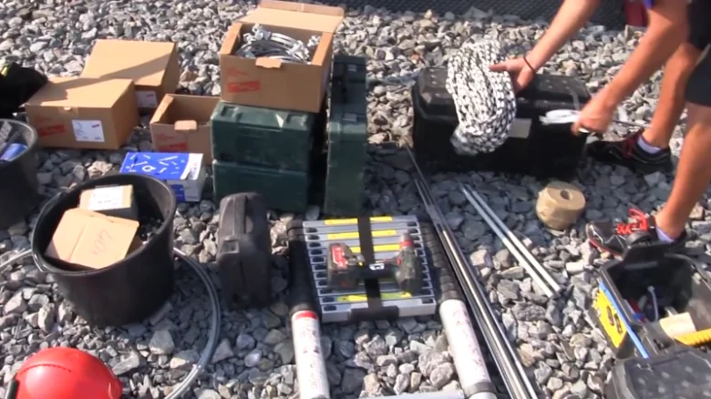 Nástroje a materiály pro vlastní instalaci hromosvodu na štěrkové ploše.