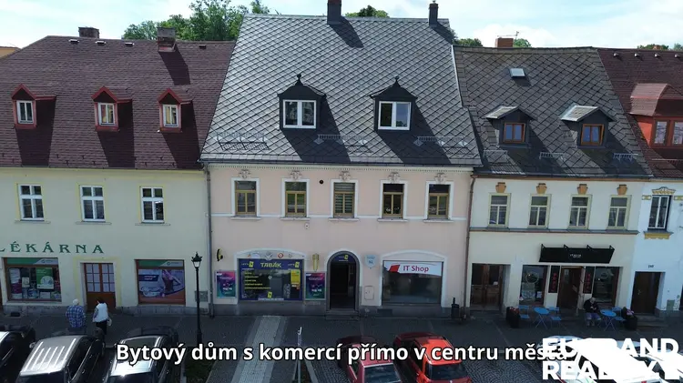 Řada historických domů s obchody v centru města.